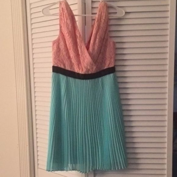 Max & Cleo Dresses & Skirts - Max & Cleo Light Pink/Blue Women's Formal Accordion Deep V Neck Dress Size 12